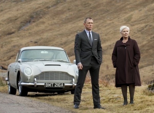 Aston Martin, използван във филма "Skyfall", е отпечатан в 3D, така че да не се нанасят щети на оригинала. След като изиграва Джеймс Бонд, актьорът Даниел Крейг има привилегията да получи всеки модел на луксозната марка &ndash; който и когато поиска! И то до края на живота си.
